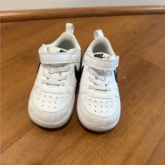 Nike Kids White Sneakers - Picture 1 of 4